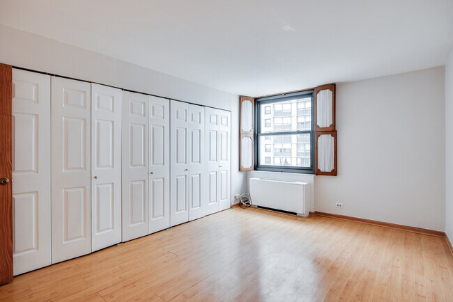 Building Photo - 5701 N Sheridan Rd