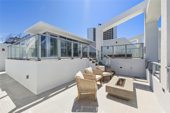 Building Photo - 3100 N Ocean Dr