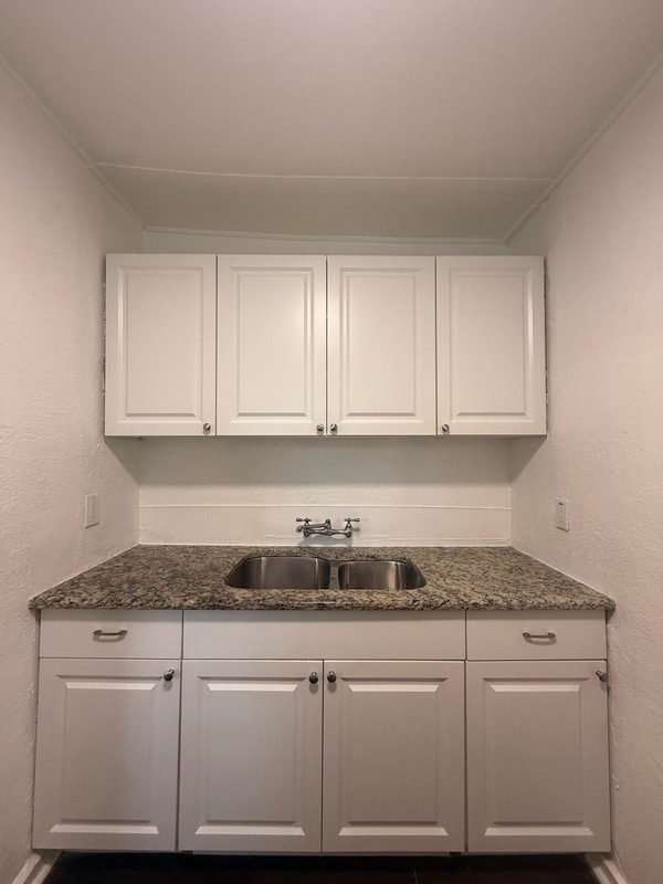 Building Photo - 1131 Queen St N