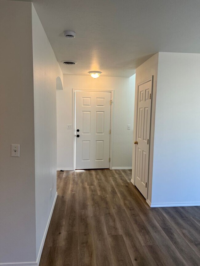 Building Photo - Coming soon! 4 bed 2.5 bath home in Meridian