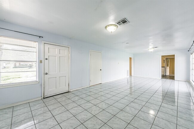 Building Photo - 4710 Wedgewood Dr