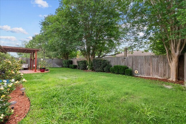 Building Photo - 883 Silverpines Rd