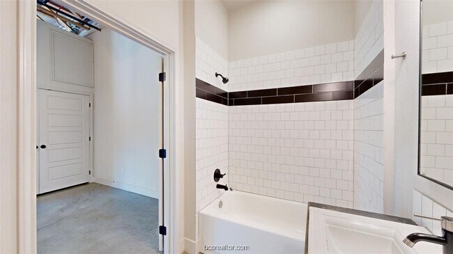 Building Photo - 305 W 27th St