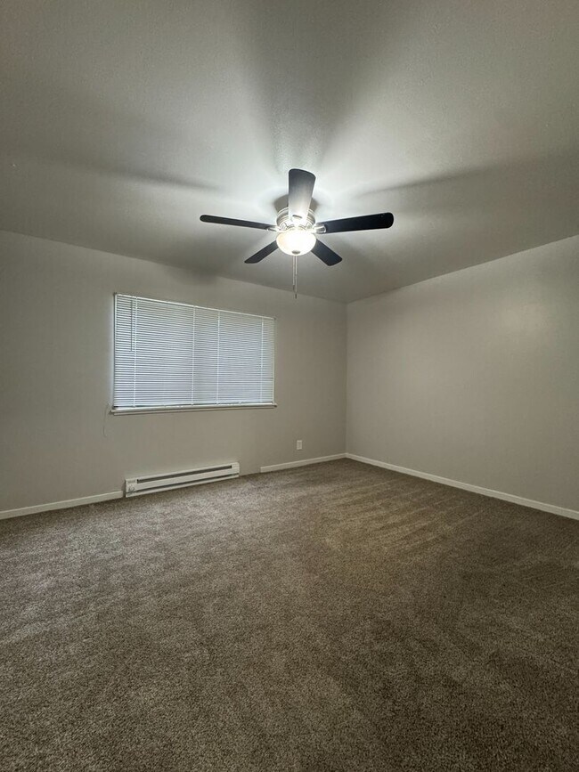 Building Photo - (UNM)  2 bed/1 bath Apartment