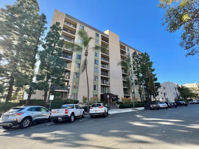 Building Photo - Stunning 2BD/2BA Condo in Downtown! With Parking and Washer/Dryer!