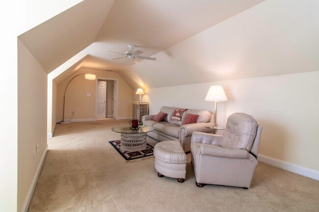 Building Photo - SHORT TERM - FURNISHED OR UNFURNISHED - SINGLE FAMILY - RBYCC