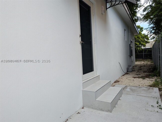 Building Photo - 911 Sharar Ave