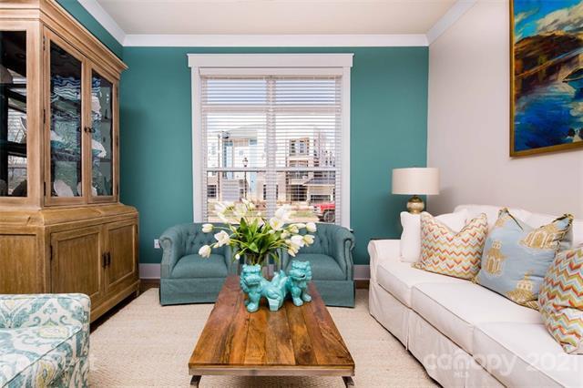 Building Photo - 9921 Holly Center Dr