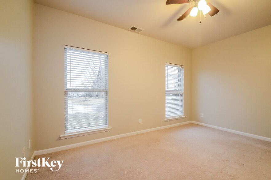 Building Photo - 1072 Pine Valley Dr