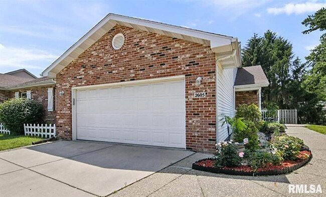 Building Photo - 2605 Montega Dr