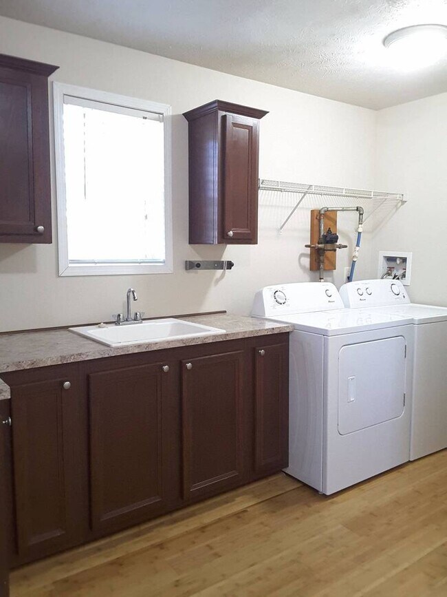 Building Photo - 3 Bedroom Single Family Home!