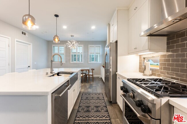 Building Photo - 5053 Echo St