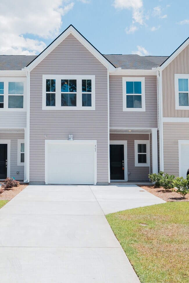 Building Photo - Spacious 3 bedroom Townhome with pond view
