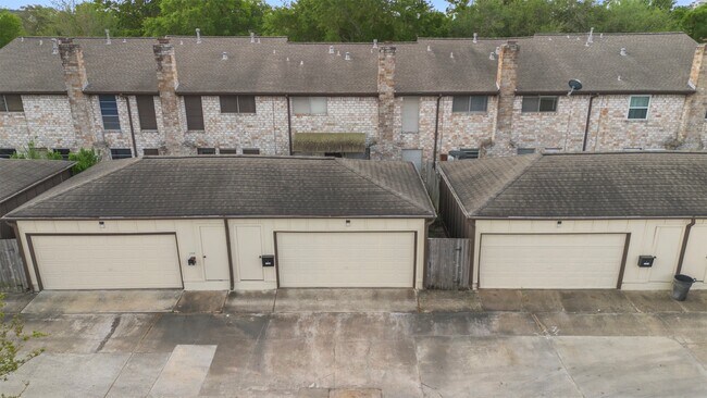 Building Photo - 11610 S Kirkwood Rd