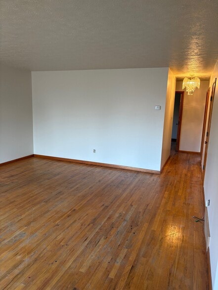 Building Photo - 2921 Woodlawn Dr