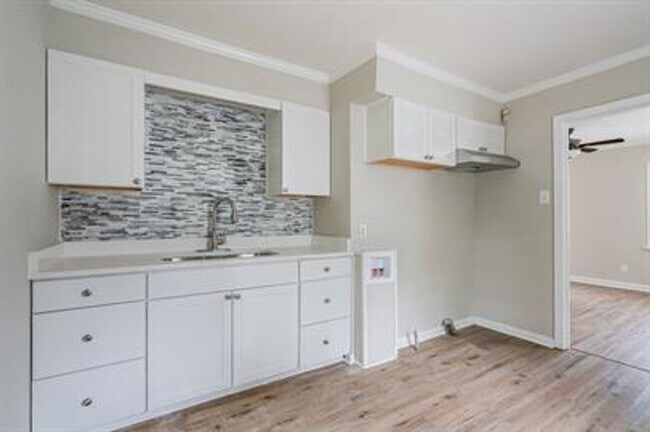 Building Photo - Limited Time $200 Move-In Special! Modern updates, spacious layout, and ready for you to make it ...