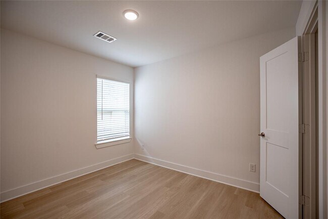 Building Photo - 8622 Sun Coral Dr