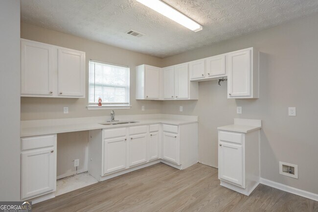 Building Photo - 541 Dove Way