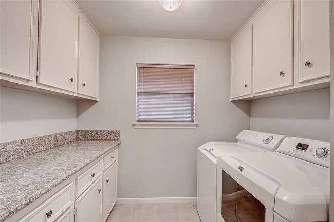 Building Photo - 201 Vanderpool Ln
