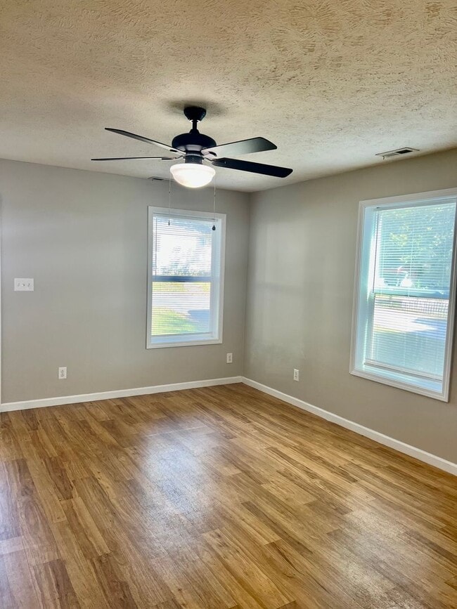 Building Photo - AVAILABLE NOW! 2 Bedroom Home on Main Street!