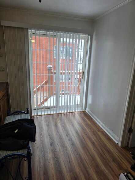 Small balcony - 4516 N Kenneth Ave