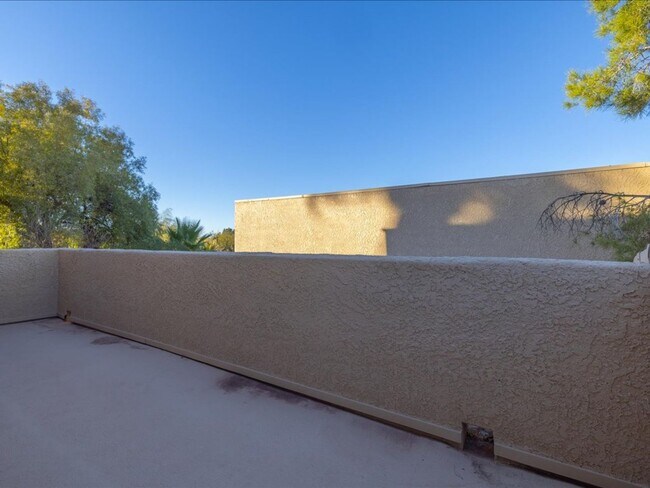 Building Photo - 3 Bedroom, 2.5 Bath