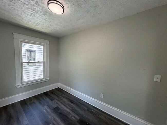 Building Photo - Comfortable & Convenient West Side Living