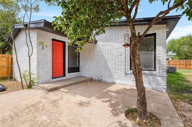 Building Photo - 1808 N Cummings Ave