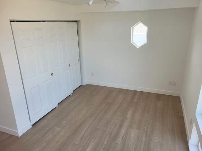 Building Photo - NEWLY Renovated Spacious 1 bedroom unit wi...
