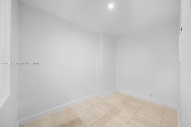Building Photo - 251 Crandon Blvd
