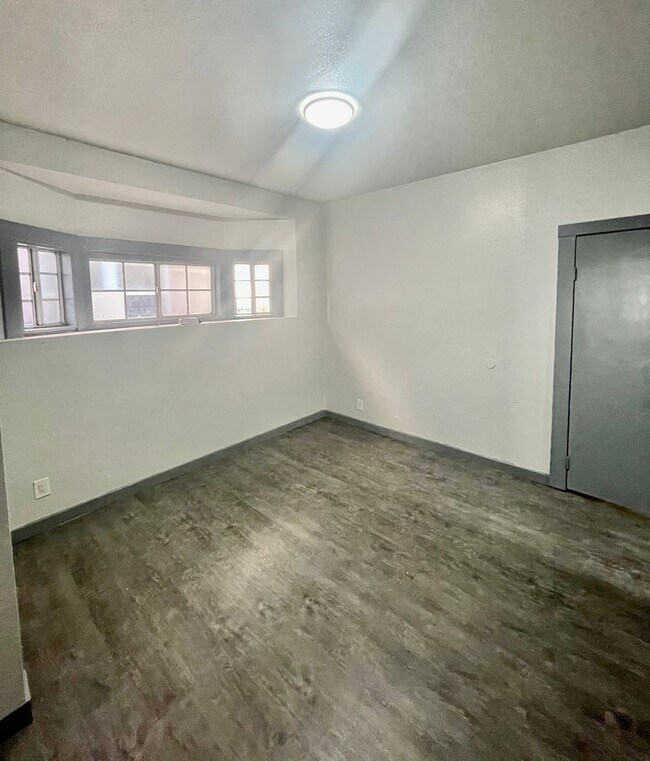 Building Photo - 2 bedroom / 1 bath with washer/dryer hook ups