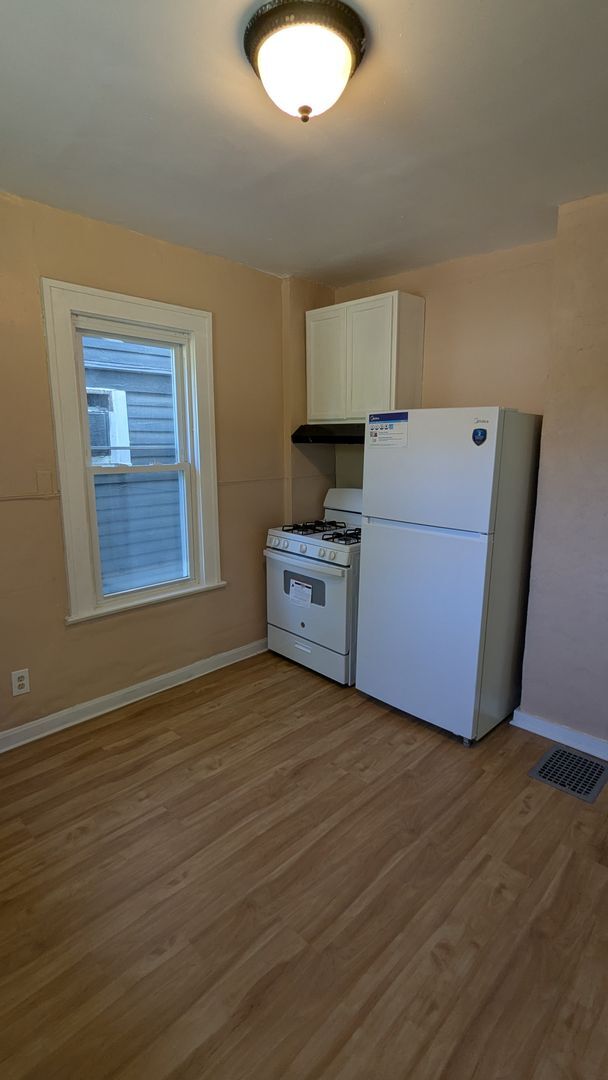 Building Photo - Spacious 4-bedroom, 1.5-bath home in Akron