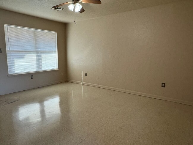 Building Photo - 3011 NE Cimarron Trail