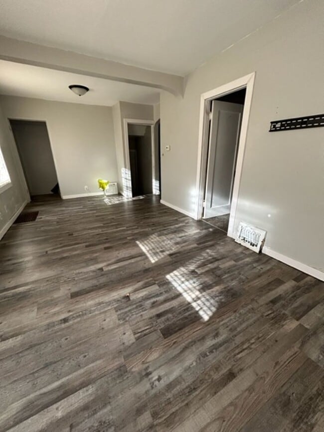 Building Photo - ASK ABOUT OUR RENT SPECIAL!!!!!