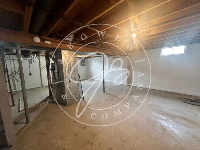 Building Photo - "Charming 3-Bedroom Retreat with 1.5 Baths...
