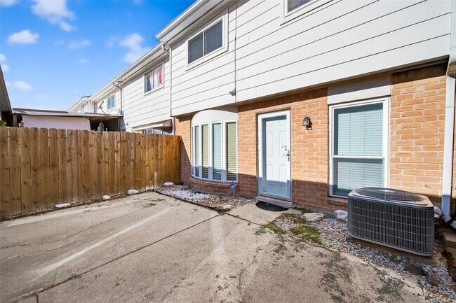 Building Photo - 8462 Leawood Blvd