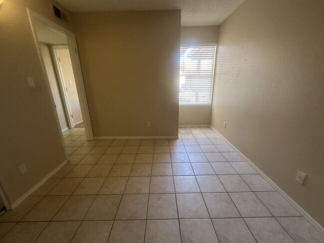 Building Photo - 1349 E Palmdale Dr