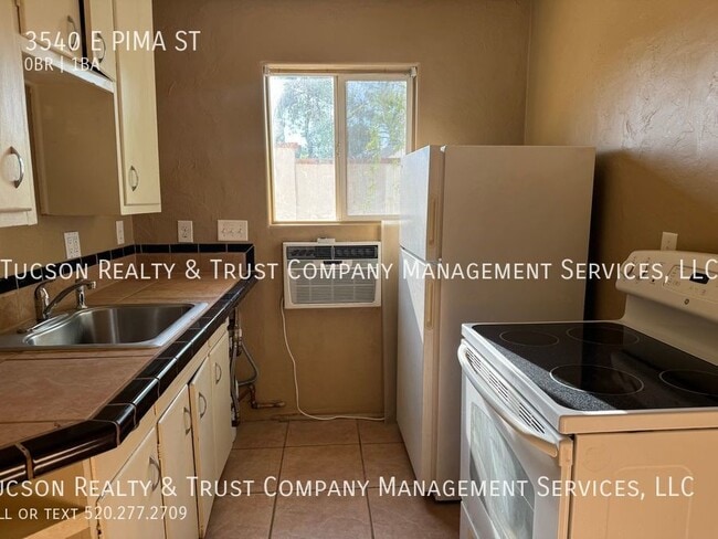 Building Photo - 3540 E Pima St