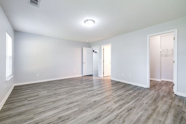 Building Photo - Spacious & Beautifully Maintained 5BR/3BA ...