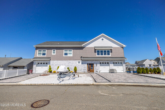 Primary Photo - 241 Fernwood Dr