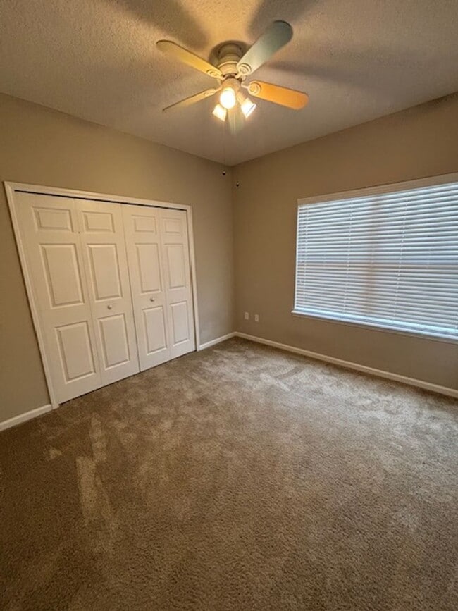 Building Photo - 3 Bed 2.5 Bath Pet Friendly End Unit Townhome in Gate Community with 2 Car Garage!