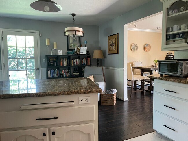 Building Photo - Spacious East Ventura 4 Bedroom 2 Bath Pool Home