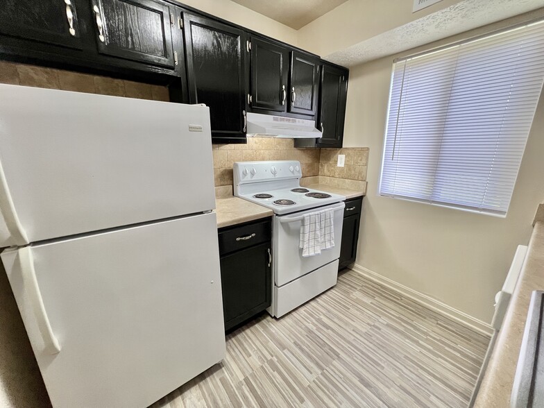 Primary Photo - Glenview Apartments