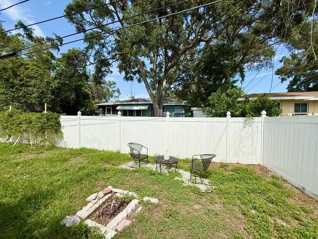 Building Photo - 1501 Carlos Ave
