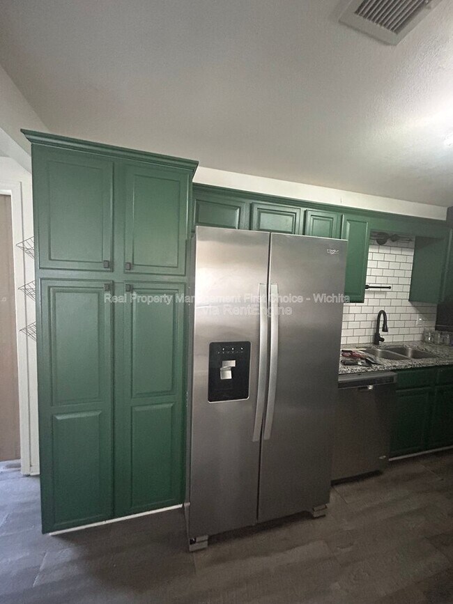 Building Photo - 200 S Lamar Ave