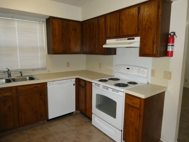 Building Photo - 8705 Pineridge Dr