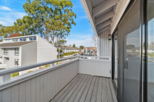 Building Photo - Desirable Newport Beach Home