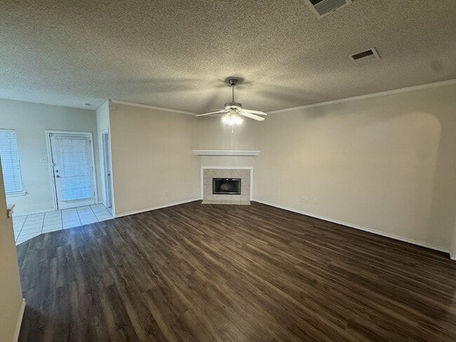 Building Photo - Beautiful Home Located Near Elementary!