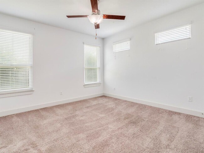 Building Photo - 2309 Hermia St