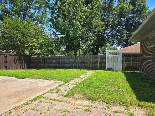 Building Photo - Brick 3/2/2 in Nice Denison Neighborhood O...